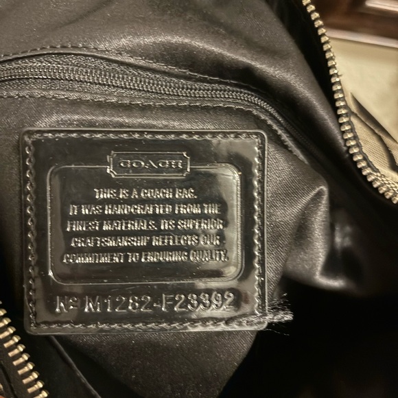 CoachBlackMonogramDaisy SignatureLogoPocketHobo.Black patent leather Trim.EUC - Picture 9 of 9